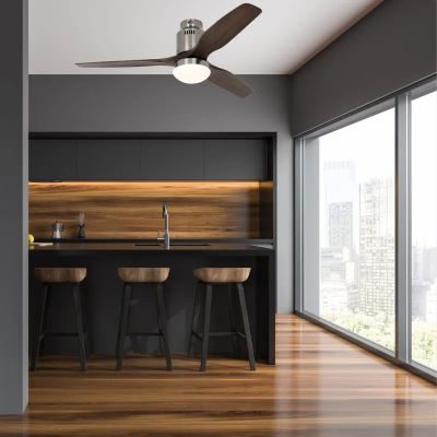 ventilateur de plafond avec un poêle à bois